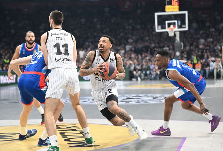 (VIDEO, FOTO) Crno-bijeli na koljenima u Areni: Efes razbija Partizan na poluvremenu