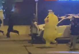 (VIDEO) PIKAČU NA PROTESTIMA Demonstrant u odjelu Pokemona bježi od policije, snimak je hit
