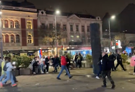 (VIDEO) INCIDENT NA PROTESTIMA Prekinuto odavanje pošte poginulim u padu nadstrešnice, navodno došlo do tuče