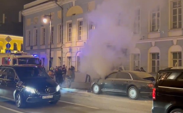(VIDEO) Dignuta u vazduh: Eksplodirala limuzina iz "Putinovog voznog parka" blizu sjedišta FSB-a u Moskvi