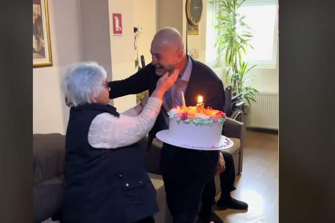 (VIDEO) "Ima li šta ljepše" Muškarac iz Bijeljine prešao 1.500 kilometara kako bi došao na majčin 87. rođendan