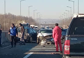 (FOTO) Detalji teške saobraćajke kod Banjaluke: U nesreći učestvovao kamion i 5 automobila, u UKC RS ZAVRŠILO 7 OSOBA