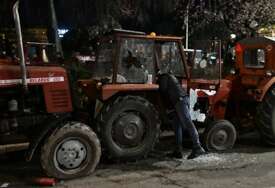 (FOTO) BURNA NOĆ U BEOGRADU Prevrnut traktor kod Pionirskog parka, policija traga za osobama koje su napale profesora i studenta ispred zgrade ETF
