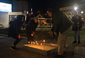 (FOTO) Tragedija kakvu region ne pamti: Banjalučani odaju počast NASTRADALIMA U KOČANIMA