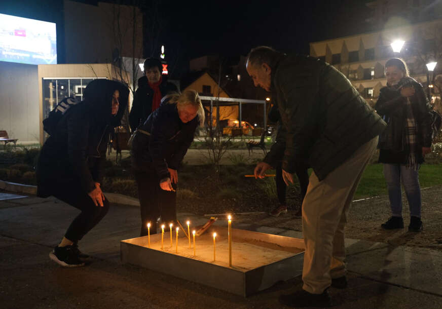 (FOTO) Tragedija kakvu region ne pamti: Banjalučani odaju počast NASTRADALIMA U KOČANIMA
