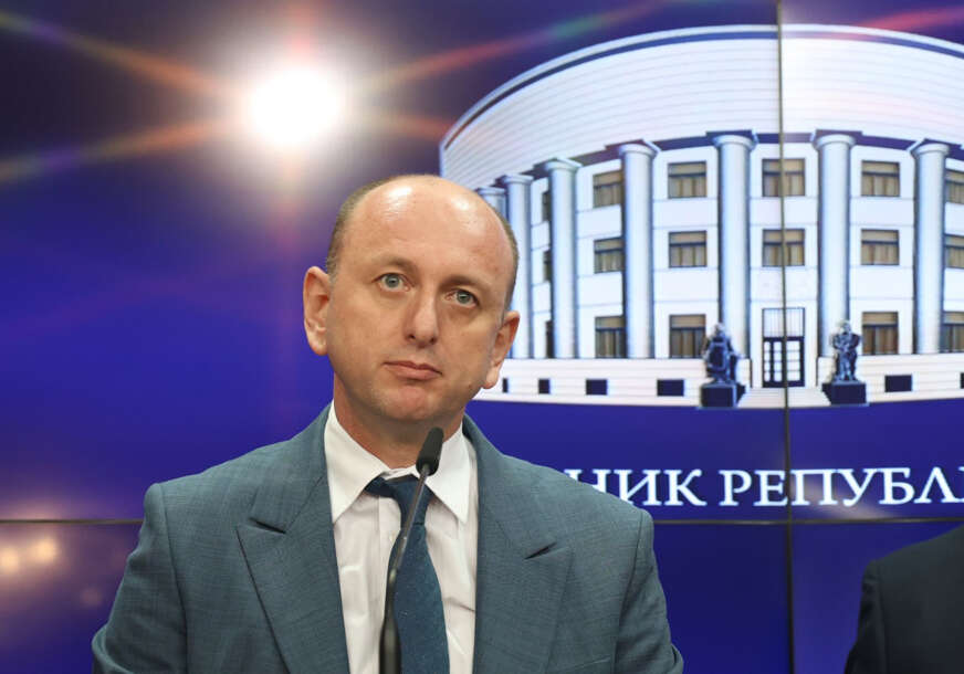 (VIDEO) "SA LOVĆENA VILA KLIČE - DOBRODOŠAO MARTIN RIČE" Hit snimak iz parlamenta, Milan Knežević izrecitovao pjesmu popularnom pjevaču