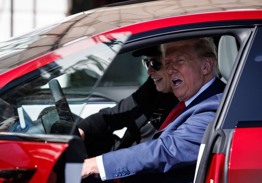 Tramp i Mask u automobilu