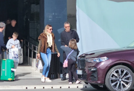 (FOTO) PORODIČNA IDILA Željko i Jovana Joksimović prvi put u javnosti sa sinom Kostom i bliznakinjama