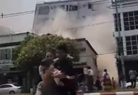 (VIDEO, FOTO) Scena puna bola i straha para srce: Majka i otac bježe sa bebom u naručju dok se zgrada iza njih ruši