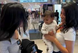 (VIDEO) Ovaj snimak nasmijao milione ljudi: Reakcija bebe koja je vidjela MAMINU SESTRU BLIZNAKINJU na aerodromu oduševila sve