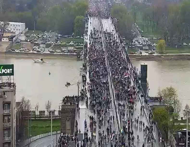 (VIDEO, FOTO) Na prelazak se čekalo i do 2 sata: Građevinski inžinjer i student-redar objasnili zašto je Brankov most bio USKO GRLO protesta u Beogradu