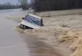 (VIDEO) AUTOMOBIL ZAGLAVIO U VODI Kiša napravila haos u Brčkom, ugroženo više naselja, nadležne službe u pripravnosti