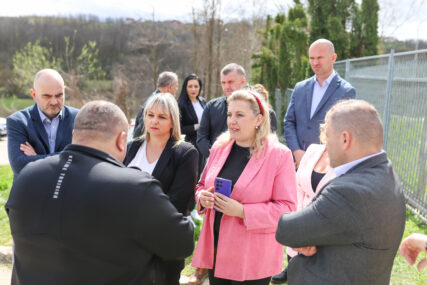 (FOTO) "Banjaluka je na korak do ekološke i zdravstvene katastrofe" Mirna Savić Banjac uručila "Dep-ot"-u NAREDBU za rad deponije