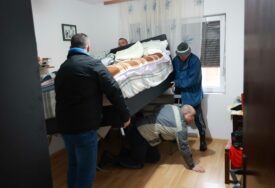 (VIDEO, FOTO) Situacija sa poplavama se komplikuje: Voda u pojedinim naseljima DOŠLA DO PRAGOVA, mještani SPASAVAJU NAMJEŠTAJ