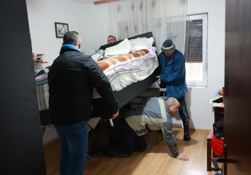 (VIDEO, FOTO) Situacija sa poplavama se komplikuje: Voda u pojedinim naseljima DOŠLA DO PRAGOVA, mještani SPASAVAJU NAMJEŠTAJ