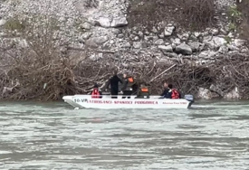 PRIKLJUČILI SE TIMOVI IZ NIKŠIĆA I KOTORA Nastavljena potraga za Ivanom (30) i njenim sinom (4), veliku pomoć pružaju i mještani