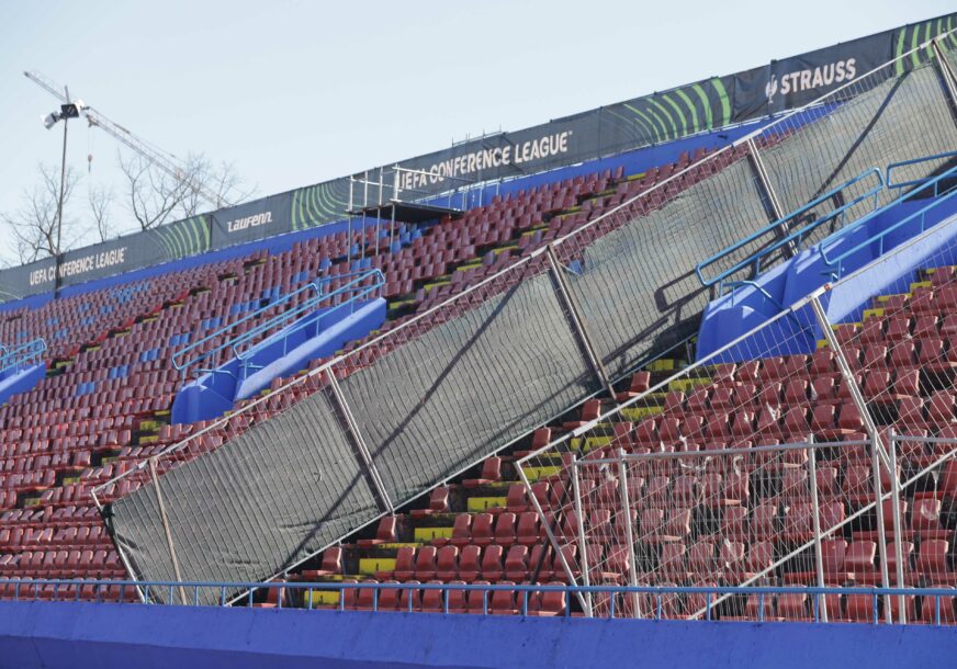 (VIDEO, FOTO) SVE SPREMNO ZA SPEKTAKL Posljednje pripreme na Gradskom stadionu za Rapid pri kraju, "tampon" zona za gostujuće navijače u pripravnosti