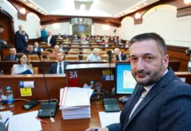 (VIDEO) "NABEČI SE, IZBEČI SE" Stanivuković pred novinarskim kamerama pokazao kako doživljava Ninkovića, u skupštinskoj sali mu poručio DA NEMA POJMA