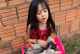 (VIDEO) Djevojčica raznježila svijet: Helena (5) ljubimce USPAVLJUJE PJESMOM, kada čuju njen glas odmah utonu u san