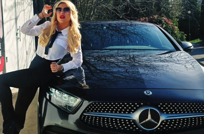 (FOTO) "Dok je meni mene, ja se ne sekiram" Jovana Jeremić pokazala svoju novu BIJESNU MAŠINU, voditeljka iskeširala 50.000 evra za automobil