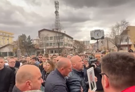 (VIDEO) Policija pokušava da smiri situaciju: U Kočanima građani PREVRNULI AUTOMOBIL VLASNIKA DISKOTEKE