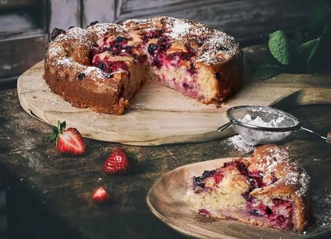 (FOTO) SAVRŠENA DELICIJA OSVJEŽAVAJUĆEG UKUSA Jednostavan recept za kolač od jogurta i bobičastog voća koji će vas oduševiti