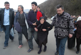 (FOTO) PROŠLA 21 GODINA OD POGROMA NA KOSOVU Ubijeno je 16 Srba, a uništeno VIŠE OD HILJADU crkava, manastira i kuća