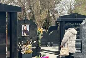 (FOTO) Danas 15 godina od ubistva Ksenije Pajčin: Majka pjevačice na GROBLJU MAZI NJENU SLIKU, donijela veliki buket bijelih i roze ruža