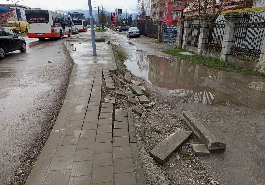 (FOTO) Niti je proći, niti zaobići: Ako su nadležni zaboravili, evo da ih podsjetimo kako izgleda TROTOAR SA OGROMNOM LOKVOM na sredini
