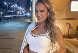 (FOTO) Mini suknja, go stomak i RASKOŠAN DEKOLTE: Marijana Mateus izgledom MAMI UZDAHE, ovako dizajnerka izgleda u 6. deceniji