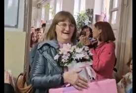 (VIDEO) "Nije majka koja rodi već koja nahrani" Dirljiv snimak ispraćaja u penziju školske kuvarice Milanke Glogovac iz Bijeljine rasplakao čitav region
