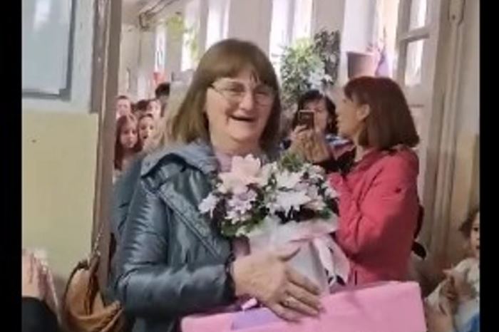 (VIDEO) "Nije majka koja rodi već koja nahrani" Dirljiv snimak ispraćaja u penziju školske kuvarice Milanke Glogovac iz Bijeljine rasplakao čitav region