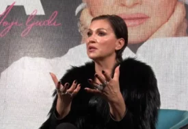 (VIDEO)„Čarape visile, HALJINU SAM NAOPAKO ZAKOPČALA“ Nina Badrić doživjela peh na koncertu