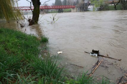 (FOTO) 330 centimetara Vrbasa: Naglo topljenje snijega i jaka kiša PODIGLI NIVO RIJEKE, ima li razloga za brigu