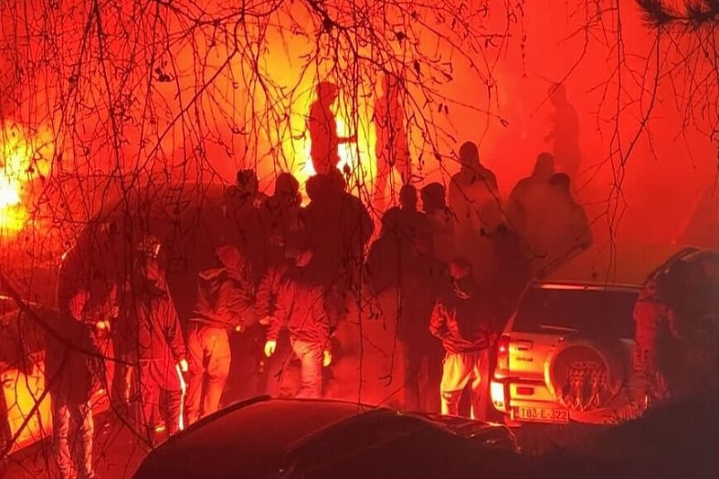 POBJEGLI OD POLICIJE Više navijača pretuklo muškarca nasred ulice