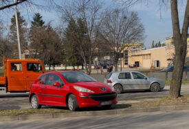 (FOTO) Vozila jure kraj škole, vozači PARKIRAJU GDJE STIGNU: Zabrinuti mještani Starčevice traže od nadležnih da HITNO REAGUJU