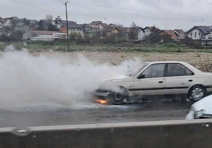 (FOTO) GORI AUTOMOBIL Drama na brzoj cesti Banjaluka-Laktaši