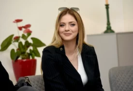 (FOTO) Diže tegove kao od šale: Nina Janković pokazala kako se zateže u teretani