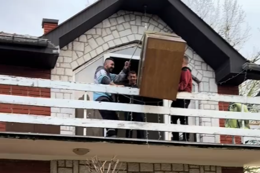 (VIDEO) "Al' ste ga opravili, svaka vam čast" Hit snimak iz Srbije SVE NASMIJAO, momci se nisu uspjeli izboriti sa ormarom