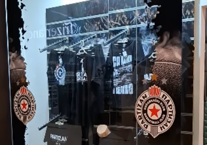 (VIDEO) Ovo će obradovati navijače crno-bijelih: Otvoren prvi fan šop KK Partizan u Banjaluci