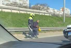 (FOTO) "NEŠTO LIJEPO U MORU HORORA" Snimljen gest policajaca na auto-putu, a u centru se našla jedna baka