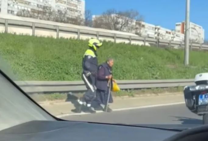 Policajac prevodi baku preko auto-puta