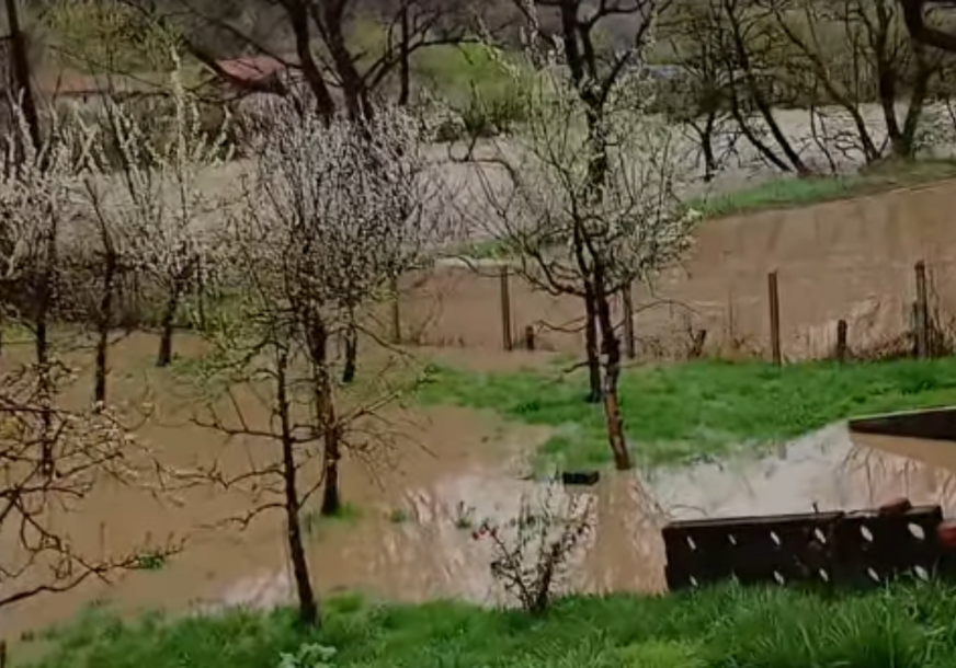 (VIDEO, FOTO) A kiša ne prestaje: Voćnjaci i bašte poplavljeni, VODA DOŠLA DO KUĆA, u ovoj opštini krenule EVAKUACIJE