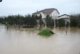 (VIDEO, FOTO) LAKTAŠI POD VODOM Mještani strahuju od puštanja brane, stanovništvo uz pomoć vreća pokušava sačuvati domove