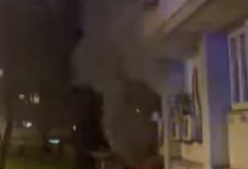 (VIDEO) Drama u stambenoj zgradi: Vatrogasci gasili požar dok je dim punio stanove, EVAKUISANI SVI STANARI