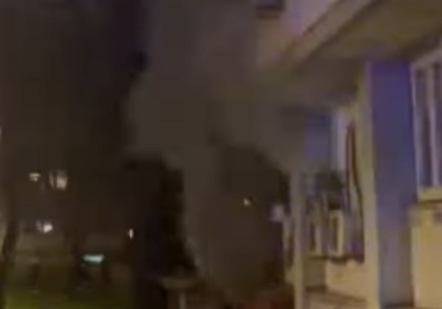 (VIDEO) Drama u stambenoj zgradi: Vatrogasci gasili požar dok je dim punio stanove, EVAKUISANI SVI STANARI