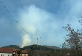 (VIDEO) POŽAR U MINSKOM POLJU Buktinja na Trebeviću, vatrogasci nisu sigurni mogu li proći do zahvaćenog područja