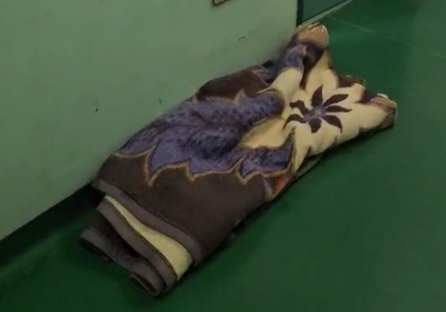 Deka na bolničkom podu