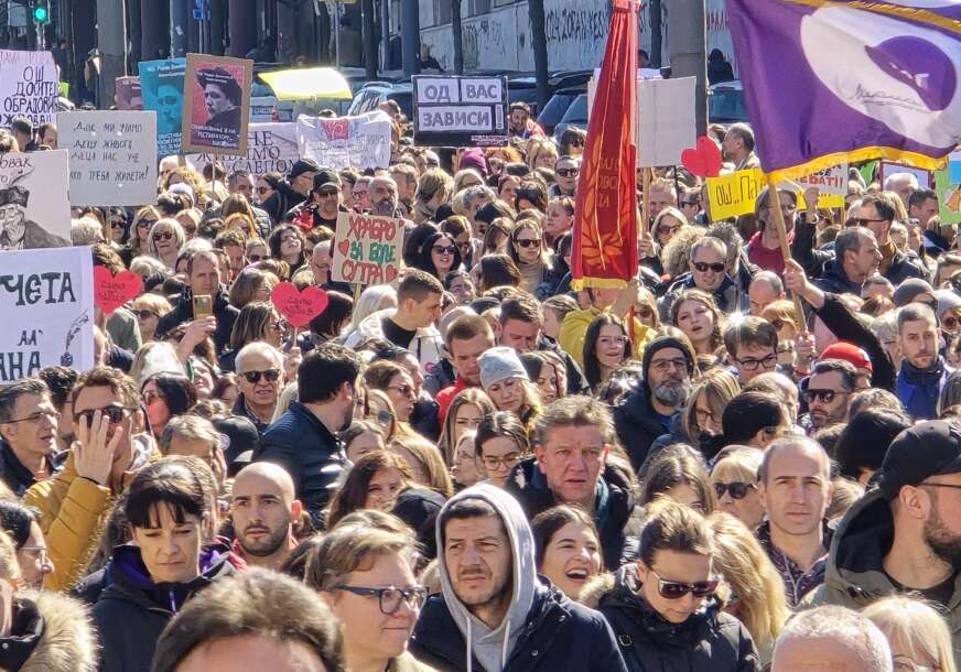 (FOTO) Okupljanje studenata i građana na više mjesta u Srbiji: U Sremskoj Mitrovici "doček", u Beogradu protest ispred Ministarstva prosvjete
