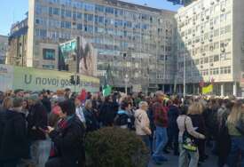 (VIDEO, FOTO) Protesti studenata, aktivista i građana u više mjesta u Srbiji: U Subotici "doček", u Beogradu okupljanje ispred Ministarstva prosvjete